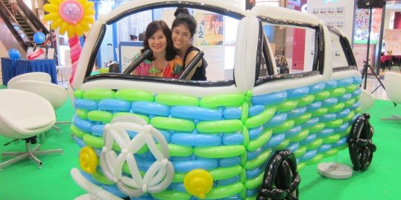 Fathers-day-balloon-sculpture_volkswagen-kombi-vintage-car-balloon-sculpture_happier-singapore-580×435