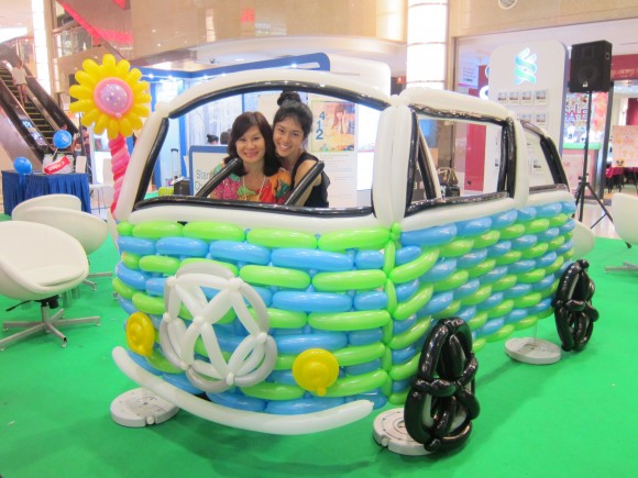 Fathers-day-balloon-sculpture_volkswagen-kombi-vintage-car-balloon-sculpture_happier-singapore-580×435